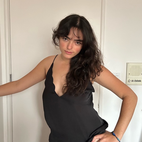 Silky low cut blouse camisole. Super flattering. Urban outfitters - Picture 1 of 3